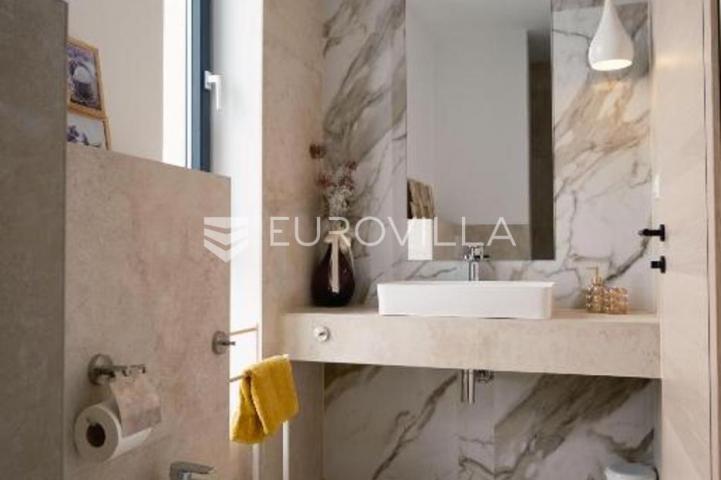 Krk, Linardići, luksuzna vila s bazenom i saunom, novogradnja, 200 m², okućnica 450 m²