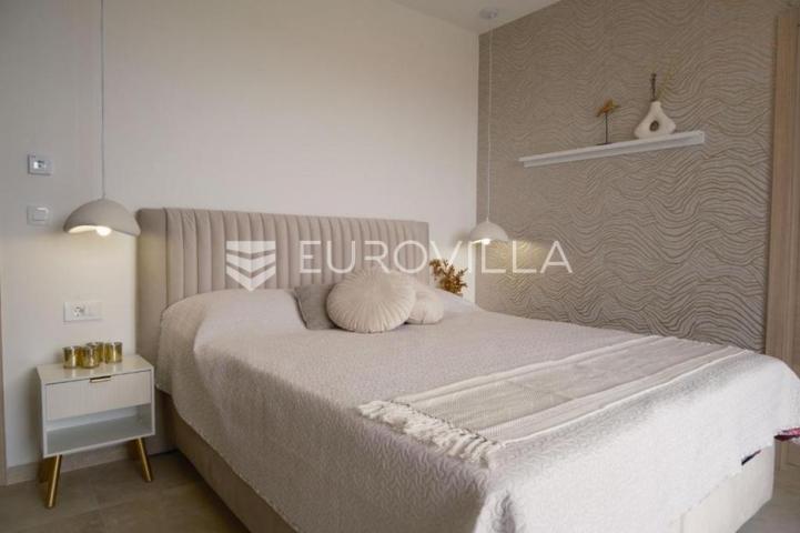 Krk, Linardići, luksuzna vila s bazenom i saunom, novogradnja, 200 m², okućnica 450 m²