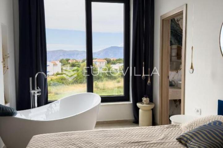 Krk, Linardići, luksuzna vila s bazenom i saunom, novogradnja, 200 m², okućnica 450 m²