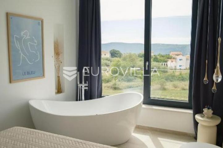 Krk, Linardići, luksuzna vila s bazenom i saunom, novogradnja, 200 m², okućnica 450 m²