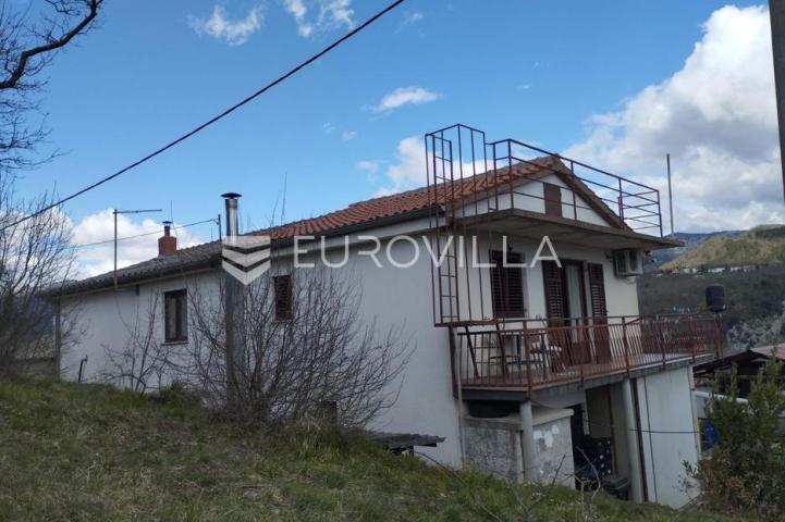 Istra, Buzet, kuća s tri stana, okućnicom i prekrasnim pogledom na prirodu
