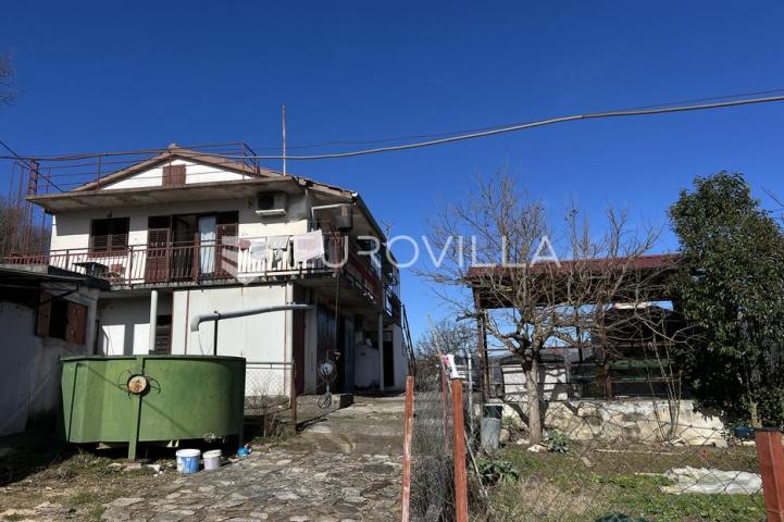 Istra, Buzet, kuća s tri stana, okućnicom i prekrasnim pogledom na prirodu