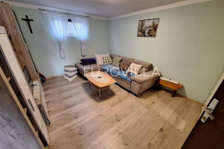 Slunj, Taborište, kuća 440 m², 3 stana, gospodarska zgrada, mirna lokacija