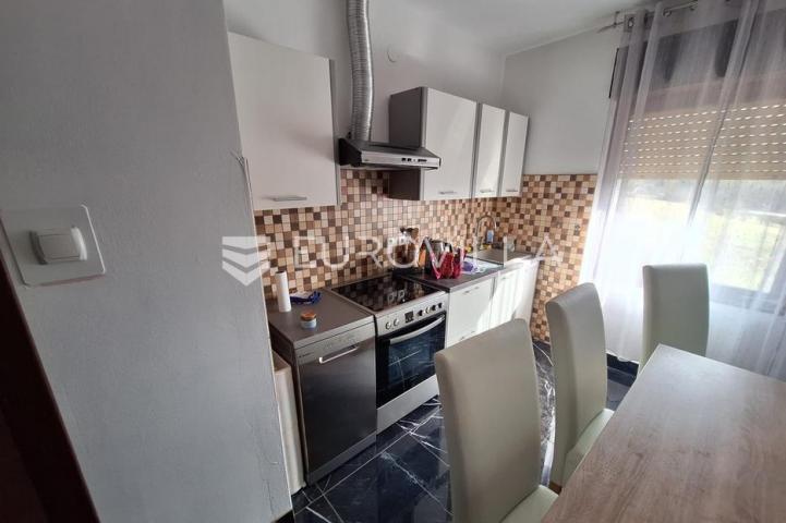 Slunj, Taborište, kuća 440 m², 3 stana, gospodarska zgrada, mirna lokacija