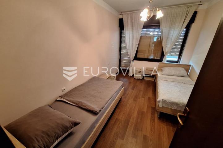 Slunj, Taborište, kuća 440 m², 3 stana, gospodarska zgrada, mirna lokacija