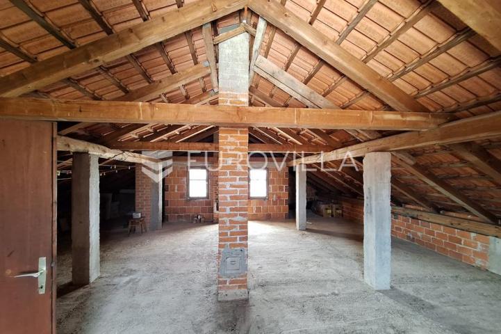 Slunj, Taborište, kuća 440 m², 3 stana, gospodarska zgrada, mirna lokacija