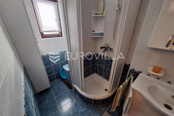 Slunj, Taborište, kuća 440 m², 3 stana, gospodarska zgrada, mirna lokacija