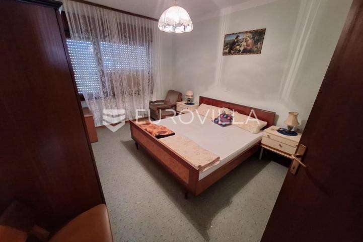 Slunj, Taborište, kuća 440 m², 3 stana, gospodarska zgrada, mirna lokacija