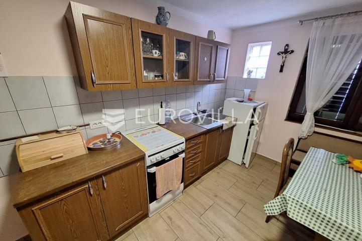 Slunj, Taborište, kuća 440 m², 3 stana, gospodarska zgrada, mirna lokacija