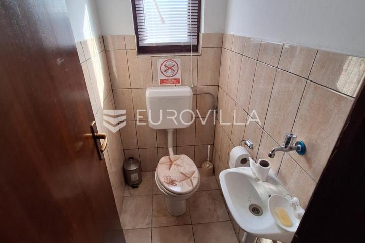 Slunj, Taborište, kuća 440 m², 3 stana, gospodarska zgrada, mirna lokacija