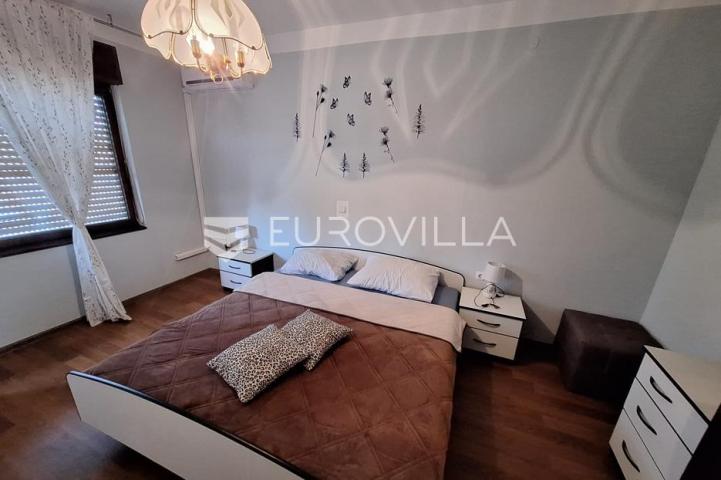 Slunj, Taborište, kuća 440 m², 3 stana, gospodarska zgrada, mirna lokacija
