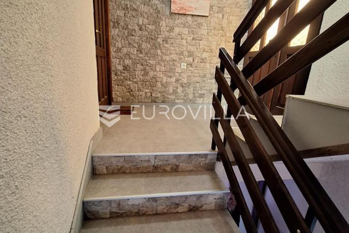 Slunj, Taborište, kuća 440 m², 3 stana, gospodarska zgrada, mirna lokacija