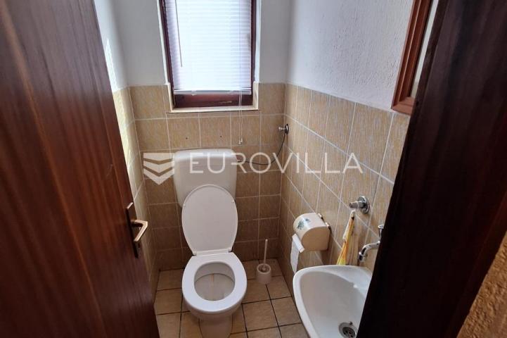 Slunj, Taborište, kuća 440 m², 3 stana, gospodarska zgrada, mirna lokacija