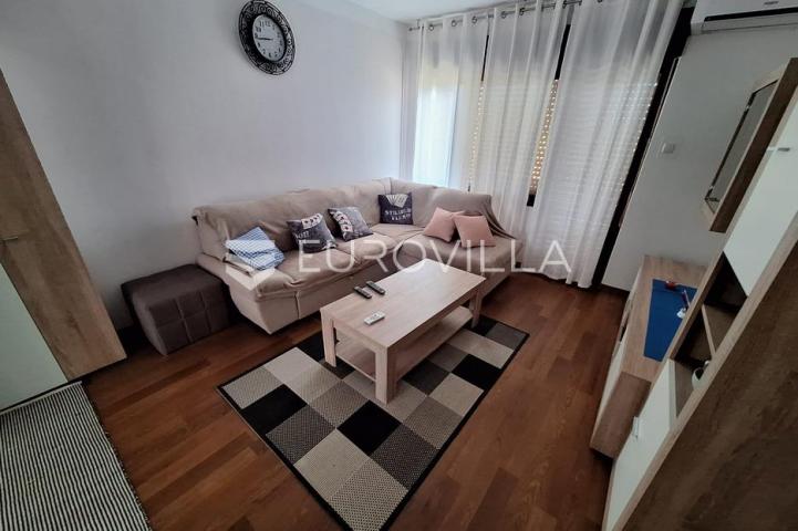Slunj, Taborište, kuća 440 m², 3 stana, gospodarska zgrada, mirna lokacija