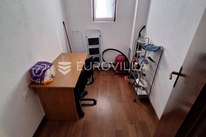 Slunj, Taborište, kuća 440 m², 3 stana, gospodarska zgrada, mirna lokacija
