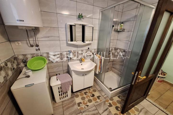 Slunj, Taborište, kuća 440 m², 3 stana, gospodarska zgrada, mirna lokacija