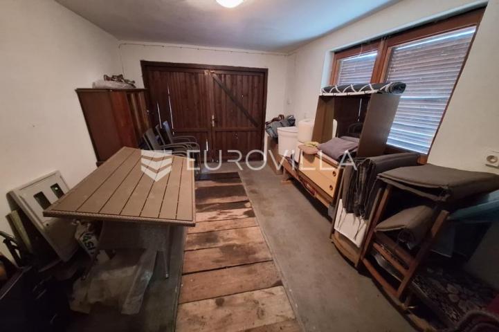 Slunj, Taborište, kuća 440 m², 3 stana, gospodarska zgrada, mirna lokacija