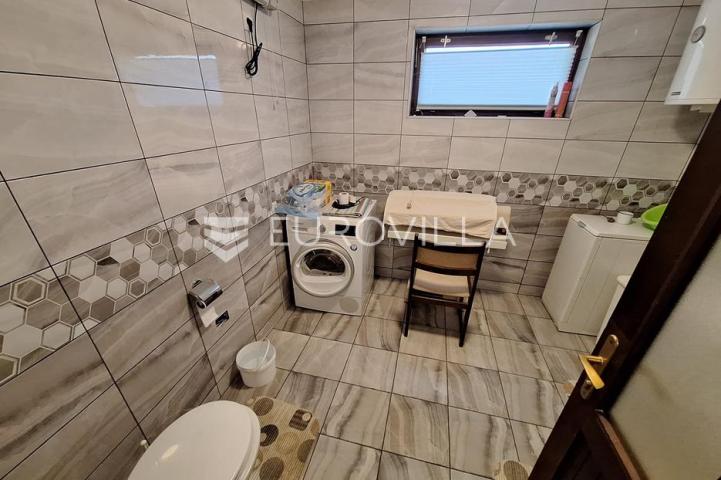 Slunj, Taborište, kuća 440 m², 3 stana, gospodarska zgrada, mirna lokacija