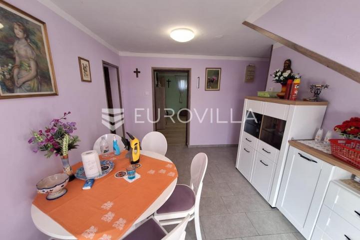 Slunj, Taborište, kuća 440 m², 3 stana, gospodarska zgrada, mirna lokacija
