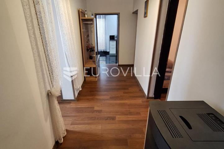 Slunj, Taborište, kuća 440 m², 3 stana, gospodarska zgrada, mirna lokacija
