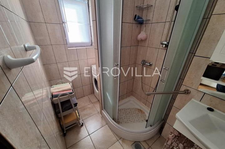 Slunj, Taborište, kuća 440 m², 3 stana, gospodarska zgrada, mirna lokacija