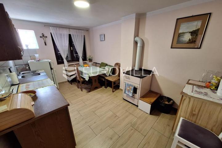 Slunj, Taborište, kuća 440 m², 3 stana, gospodarska zgrada, mirna lokacija
