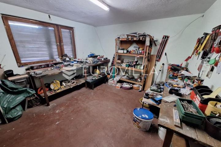 Slunj, Taborište, kuća 440 m², 3 stana, gospodarska zgrada, mirna lokacija