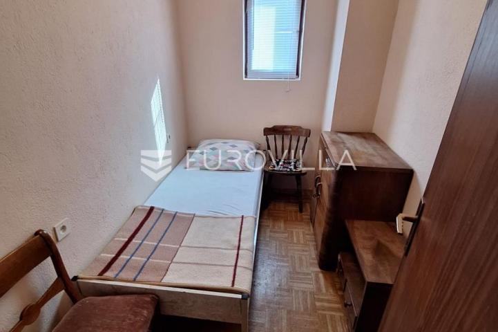 Slunj, Taborište, kuća 440 m², 3 stana, gospodarska zgrada, mirna lokacija