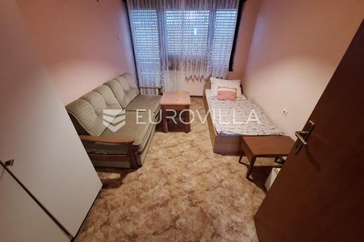 Slunj, Taborište, kuća 440 m², 3 stana, gospodarska zgrada, mirna lokacija