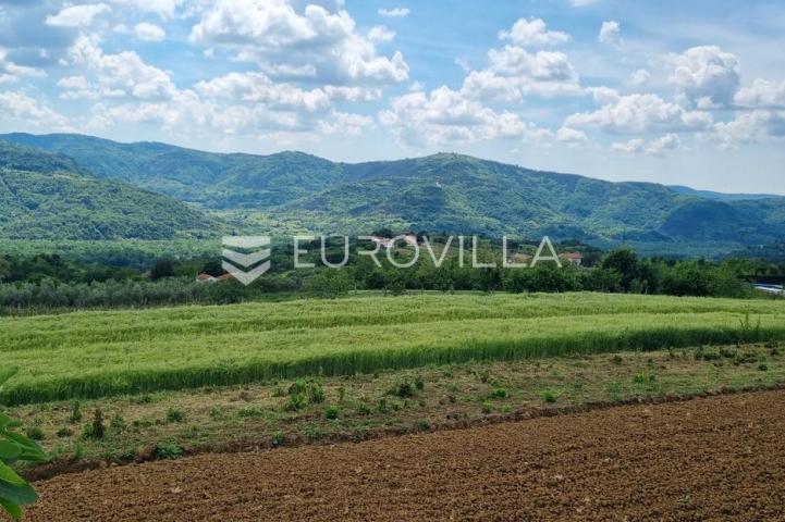 Istra, Buzet, građevinsko zemljište s pogledom na zelenilo u pravoj oazi mira