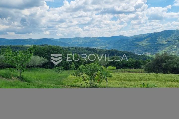 Istra, Buzet, građevinsko zemljište s pogledom na zelenilo u pravoj oazi mira