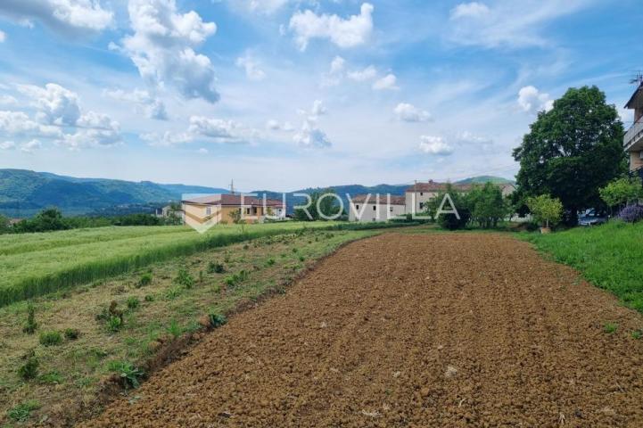 Istra, Buzet, građevinsko zemljište s pogledom na zelenilo u pravoj oazi mira