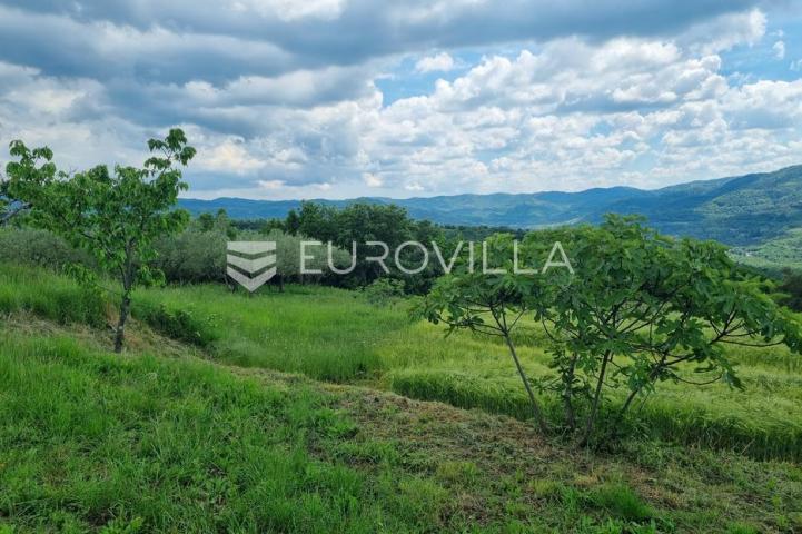 Istra, Buzet, građevinsko zemljište s pogledom na zelenilo u pravoj oazi mira
