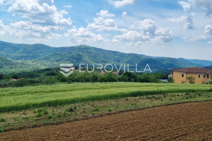 Istra, Buzet, građevinsko zemljište s pogledom na zelenilo u pravoj oazi mira