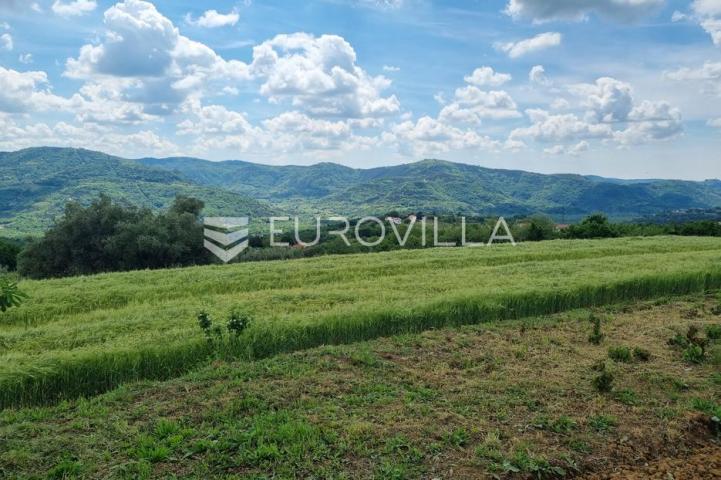Istra, Buzet, građevinsko zemljište s pogledom na zelenilo u pravoj oazi mira