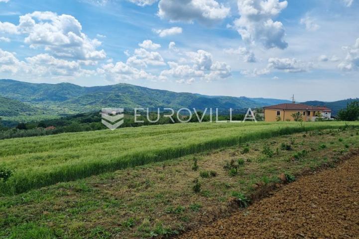 Istra, Buzet, građevinsko zemljište s pogledom na zelenilo u pravoj oazi mira