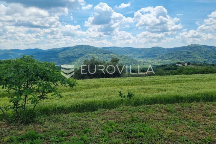 Istra, Buzet, građevinsko zemljište s pogledom na zelenilo u pravoj oazi mira