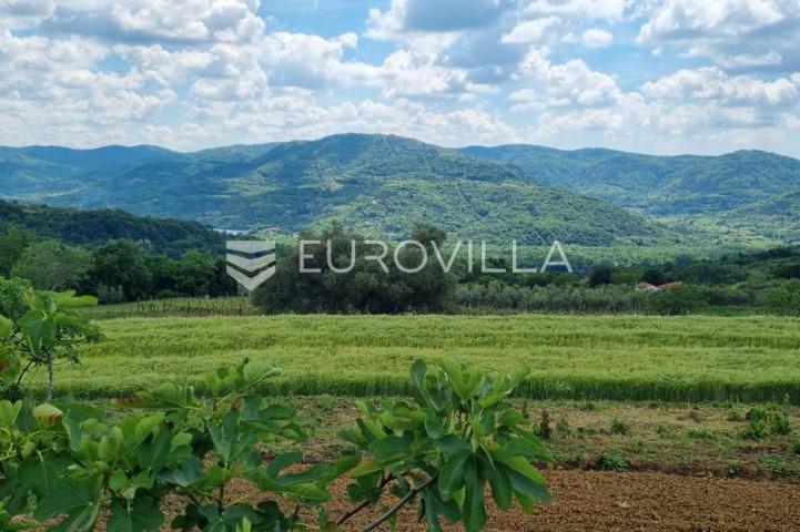 Istra, Buzet, građevinsko zemljište s pogledom na zelenilo u pravoj oazi mira
