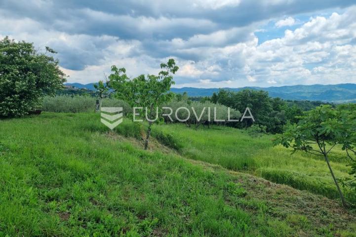 Istra, Buzet, građevinsko zemljište s pogledom na zelenilo u pravoj oazi mira