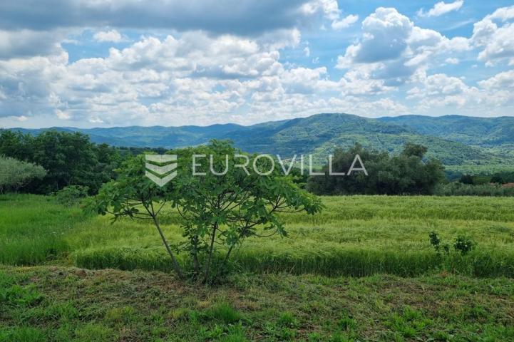 Istra, Buzet, građevinsko zemljište s pogledom na zelenilo u pravoj oazi mira