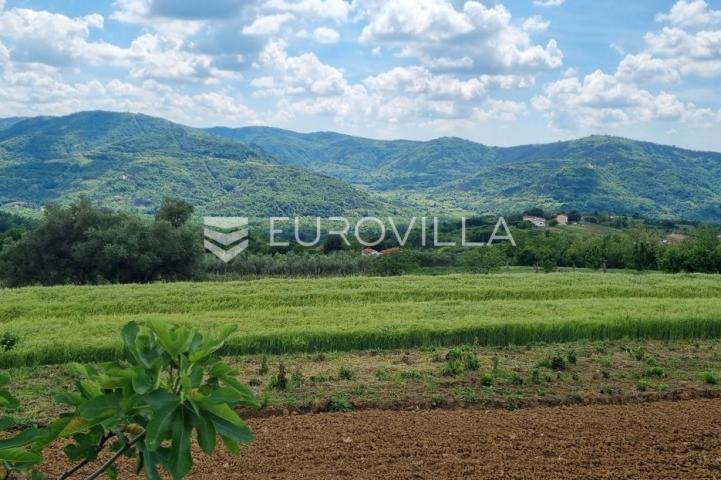 Istra, Buzet, građevinsko zemljište s pogledom na zelenilo u pravoj oazi mira