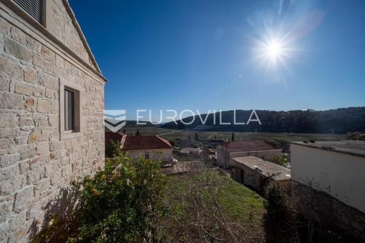 Otok Korčula, Čara, kamena kuća u centru mjesta