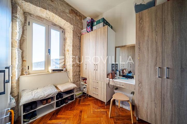 Otok Korčula, Čara, kamena kuća u centru mjesta
