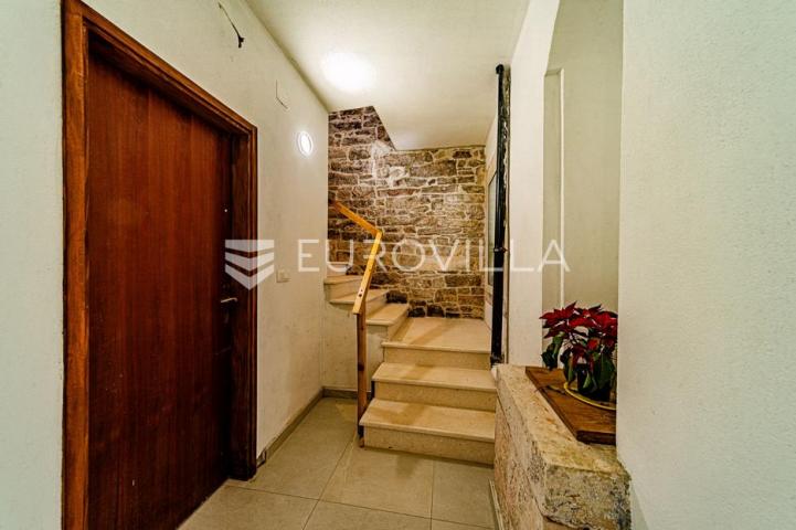 Otok Korčula, Čara, kamena kuća u centru mjesta