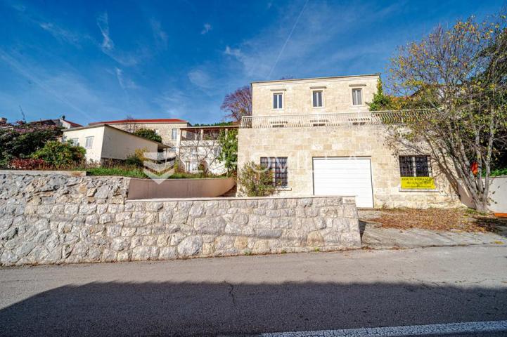Otok Korčula, Čara, kamena kuća u centru mjesta