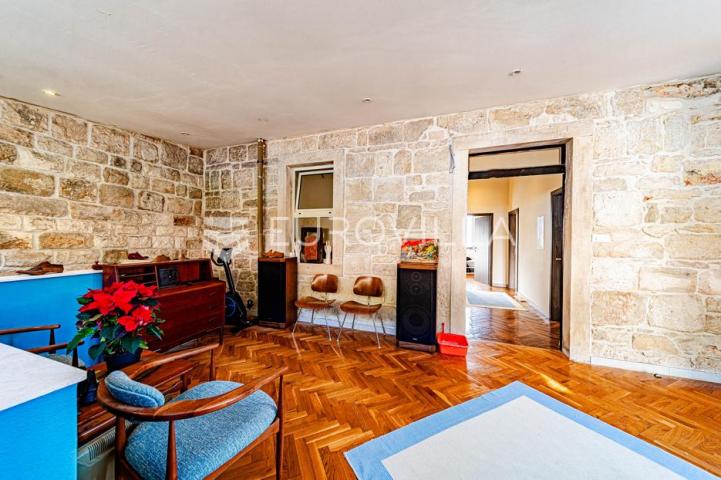 Otok Korčula, Čara, kamena kuća u centru mjesta