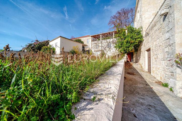 Otok Korčula, Čara, kamena kuća u centru mjesta