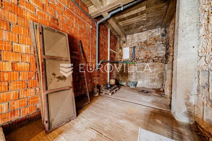 Otok Korčula, Čara, kamena kuća u centru mjesta