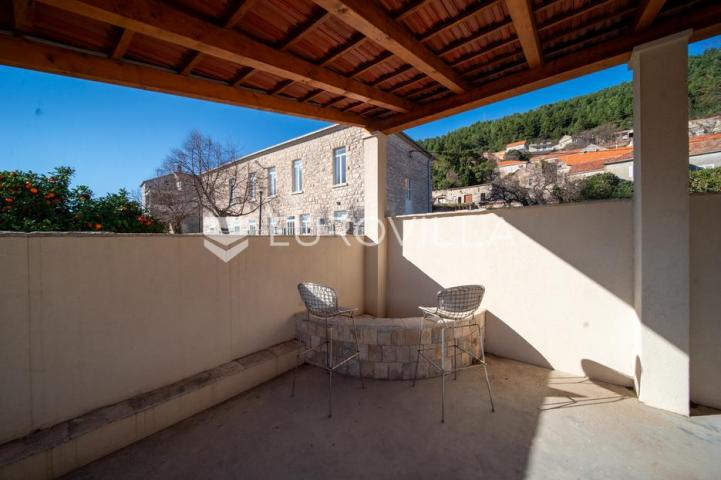 Otok Korčula, Čara, kamena kuća u centru mjesta