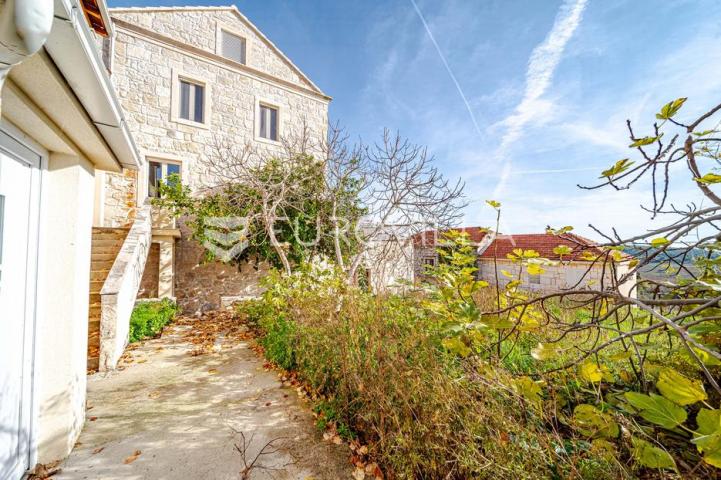 Otok Korčula, Čara, kamena kuća u centru mjesta